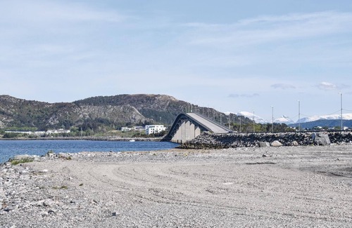 Giske Apartment | Cozy Vacation Home by the Sea with Lake View & Spa