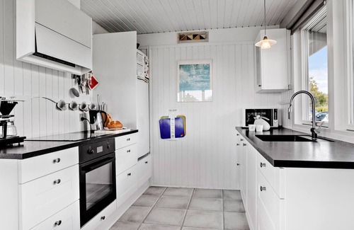 Pøt Strandby House | Cozy 3-Bedroom Haven with Oceanfront Views in Juelsminde