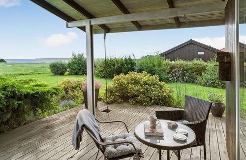 Pøt Strandby House | Cozy 3-Bedroom Haven with Oceanfront Views in Juelsminde