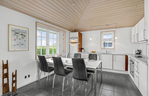 Flovt Strand House | Ideal 3 Bedroom Retreat with Ocean Views in Haderslev