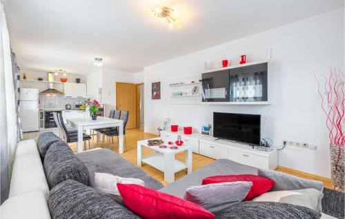Marceljani House | Inviting 3 Bedroom Home with Pool and Hot Tub in Labin