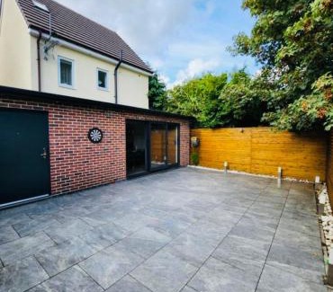 Dudley Apartment | Cozy 3 Bedroom Guest House in Dudley for Memorable Stays