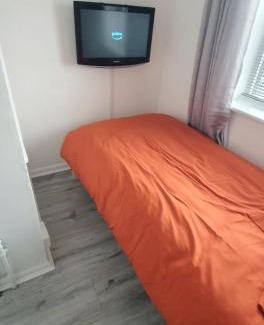 Brierley Hill Apartment | 3 bedroom guest House in Brierley hill Contractors & Families Welcome DY5
