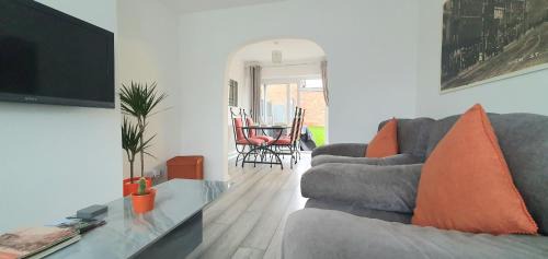 Brierley Hill Apartment | 3 bedroom guest House in Brierley hill Contractors & Families Welcome DY5
