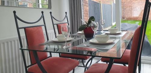 Brierley Hill Apartment | 3 bedroom guest House in Brierley hill Contractors & Families Welcome DY5