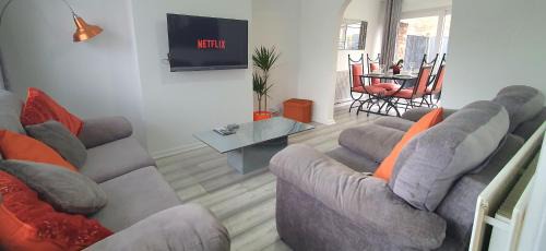 Brierley Hill Apartment | 3 bedroom guest House in Brierley hill Contractors & Families Welcome DY5