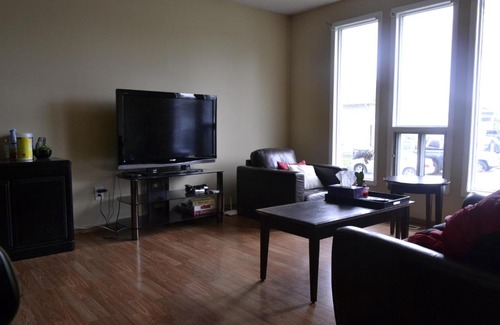 Forest Lawn Apartment | Spacious 3-Bedroom Half Duplex Suite for Memorable Stays