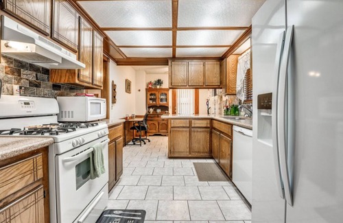Yukon House | Family-Friendly 3 Bedroom Home in Yukon - Rated 10/10!