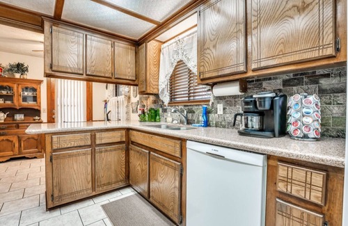 Yukon House | Family-Friendly 3 Bedroom Home in Yukon - Rated 10/10!