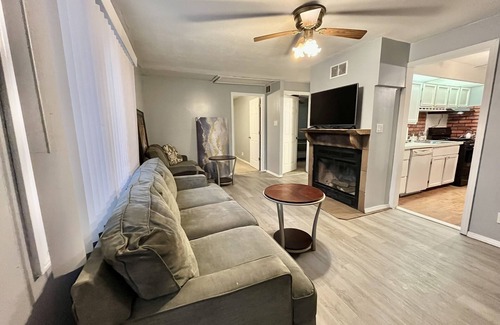 Waukegan House | Ideal 3 Bedroom Home Near Naval Base - Pet Friendly Stay!