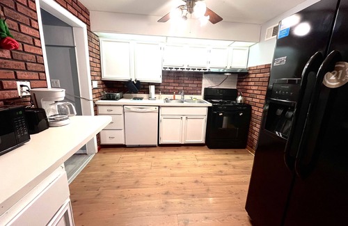 Waukegan House | Ideal 3 Bedroom Home Near Naval Base - Pet Friendly Stay!