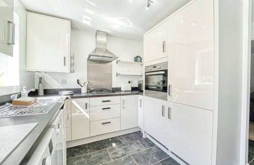 Worcester House | Family-Friendly 3 Bedroom Home with Parking in Worcester