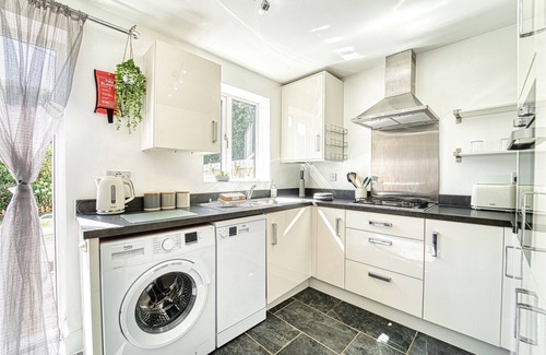 Worcester House | Family-Friendly 3 Bedroom Home with Parking in Worcester