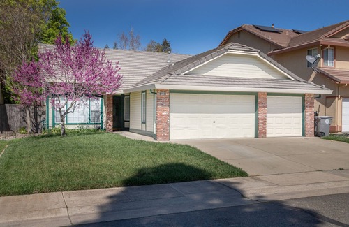 Elk Grove House | Family-Friendly 3 Bedroom Home with Inviting Pool