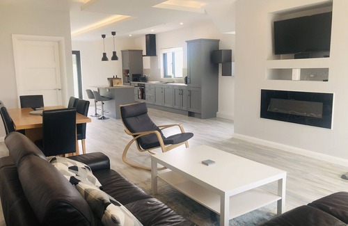 Ballyshannon Ski Chalet | Seaside 3-Bedroom Home with Snooker and Gym in Donegal