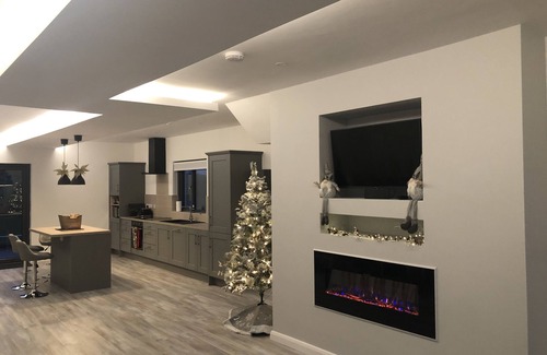 Ballyshannon Ski Chalet | Seaside 3-Bedroom Home with Snooker and Gym in Donegal