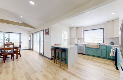 Barrett House | 3-bedroom home with washer/dryer, TV, free internet, amazing water view