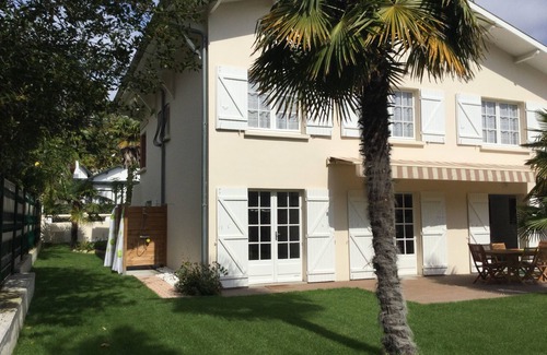 Arcachon House | Beachside Retreat: 3 Bedroom Home with Spa & Ocean Views