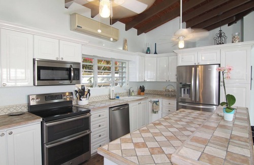 Estate Bakkero House | Enchanting 3 Bedroom House with Pool and Harbor Views