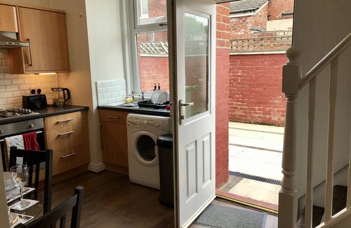 Preston House | Ideal 3 Bedroom Retreat Near M6 & M55 with Great Amenities