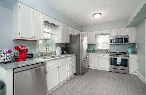 Hurwood Heights House | Ideal 3 Bedroom Home Near Downtown with Inviting Deck