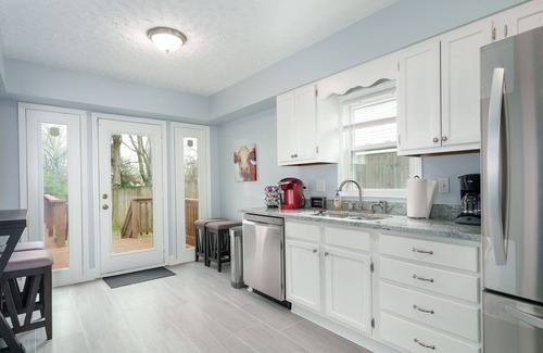 Hurwood Heights House | Ideal 3 Bedroom Home Near Downtown with Inviting Deck