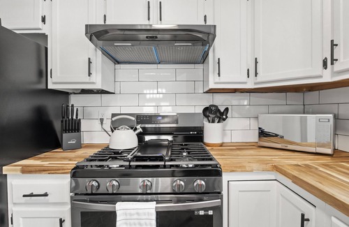 Charlotte House | Family-Friendly 3 Bedroom House Near Lake Ontario