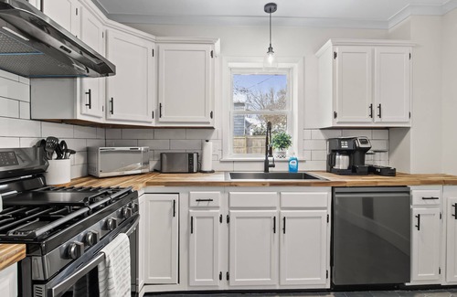Charlotte House | Family-Friendly 3 Bedroom House Near Lake Ontario