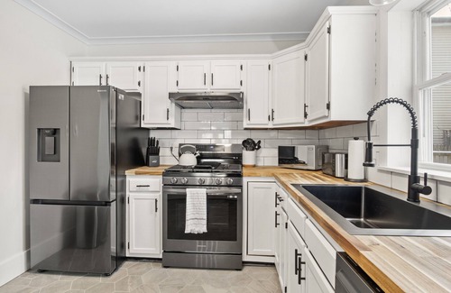 Charlotte House | Family-Friendly 3 Bedroom House Near Lake Ontario