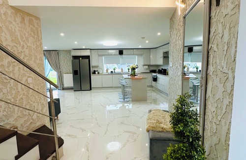 Monasterevin House | 3-bedroom house in nice County Kildare with WiFi