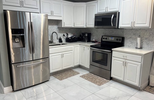 Jungle Terrace House | 3-bedroom house in brilliant St. Petersburg with AC