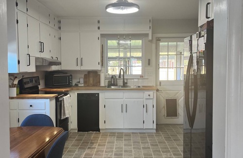 Winston - Salem House | 3-bedroom house in the popular Ardmore neighborhood. Pets welcome!