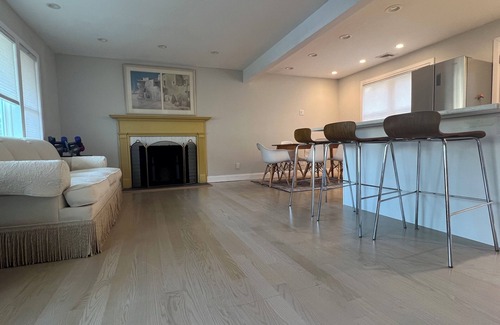 Greenwich House | 3-bedroom house in charming Greenwich with WiFi, AC. Start your getaway now