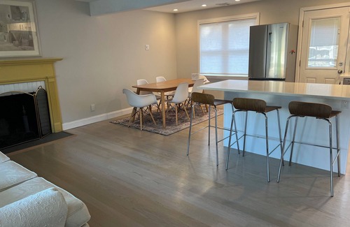 Greenwich House | 3-bedroom house in charming Greenwich with WiFi, AC. Start your getaway now