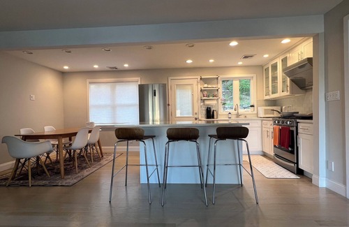 Greenwich House | 3-bedroom house in charming Greenwich with WiFi, AC. Start your getaway now