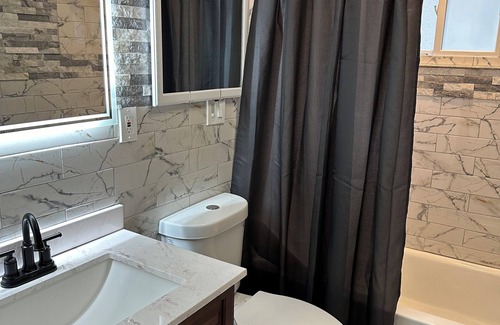 Westvale House | Guest Rated 10/10: Remodeled 3 Bedroom House in Syracuse