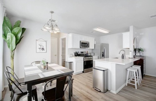 Austin House | Ideal 3 Bedroom House with Tesla Charger and Family Amenities