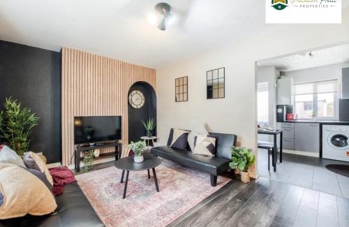 Binley Apartment | Pet-Friendly 3 Bedroom House Near Coventry City Centre