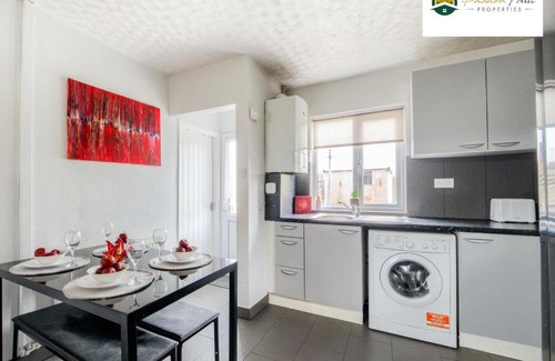 Binley Apartment | Pet-Friendly 3 Bedroom House Near Coventry City Centre
