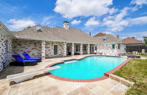 Woodforest House | 3-bedroom Houston house with Pool, WiFi, & Home Theater. Start your getaway now