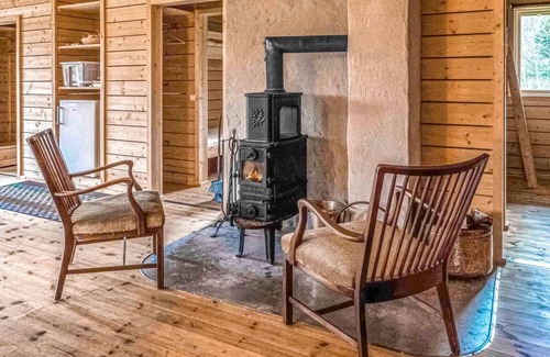 Horby House | Quaint Countryside Retreat by a Private Fishing Lake