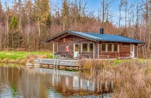 Horby House | Quaint Countryside Retreat by a Private Fishing Lake