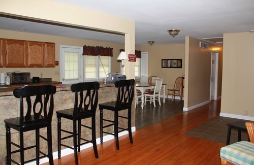 Albany Bed & Breakfast | 3-bedroom lake home located near Lake Cumberland's Grider Hill Marina