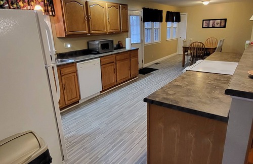 Albany Bed & Breakfast | 3-bedroom lake home located near Lake Cumberland's Grider Hill Marina