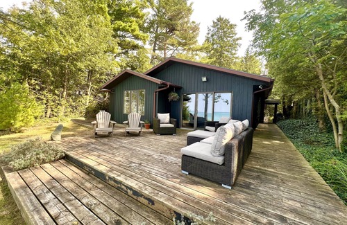 Grand Bend Cottage | Family-Friendly 3 Bedroom Lakefront Cottage with Beach Access