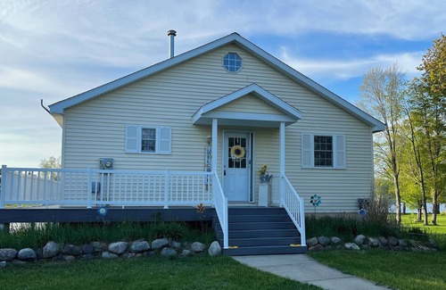 Gladwin House | 3-bedroom Lakehouse in tranquil Gladwin with AC, WiFi. Enjoy a peaceful getaway