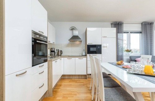Valbandon Apartment | Modern 3-Bedroom Stay in Valbandon with Oceanfront Views