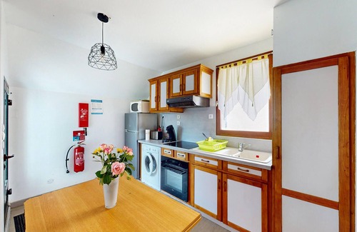 Mesnil-Saint-Pere House | Idyllic Family Retreat Steps from the Lake with Spa Access
