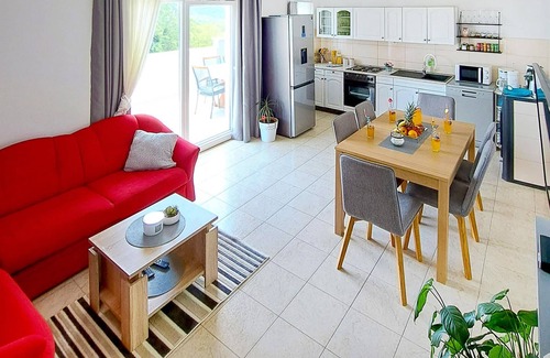 Marina House | Relaxing 3 Bedroom Retreat with Pool in Blizina Gornja