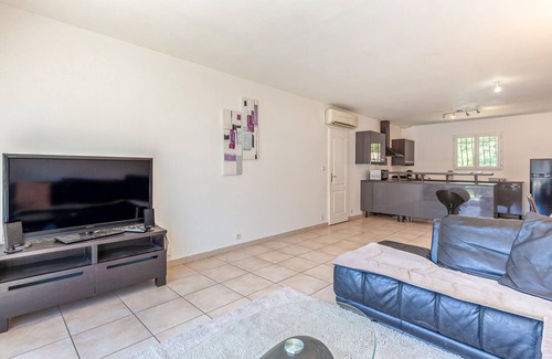 Plan-d'Orgon House | Retreat to a Peaceful Vacation Home with Spa & Breakfast